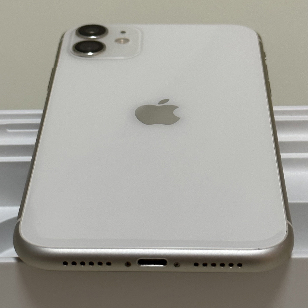 iPhone(アイフォーン)の【美品】iPhone11 256GBホワイト(SIMフリー初期化済み) スマホ/家電/カメラのスマートフォン/携帯電話(スマートフォン本体)の商品写真
