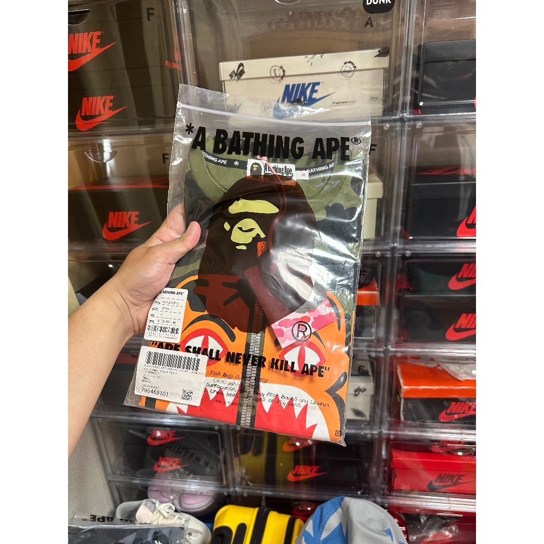 A BATHING APE(アベイシングエイプ)のA bathing ape t-shirt  レディースのトップス(Tシャツ(半袖/袖なし))の商品写真