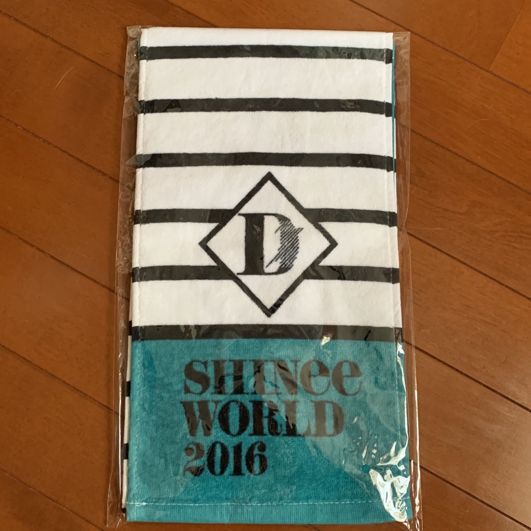 SHINee(シャイニー)の【SHINee】World 2016 D×DxD 公式 マフラータオル エンタメ/ホビーのCD(K-POP/アジア)の商品写真