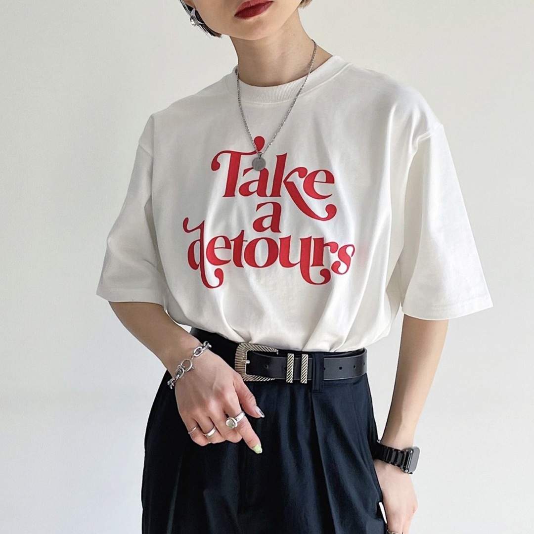 PAGEBOY(ページボーイ)のPAGEBOY チアーズロゴTシャツ シンプル 白色 赤色 レディースのトップス(Tシャツ(半袖/袖なし))の商品写真