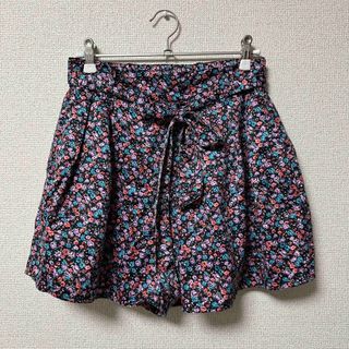 ローリーズファーム(LOWRYS FARM)の【美品】ローリーズファーム　 小花柄ショートパンツ　キュロット(ショートパンツ)