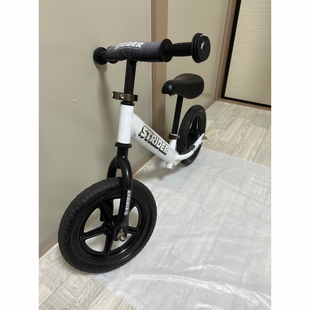 STRIDA(ストライダ)のSTRIDER ストライダー　白 キッズ/ベビー/マタニティの外出/移動用品(自転車)の商品写真