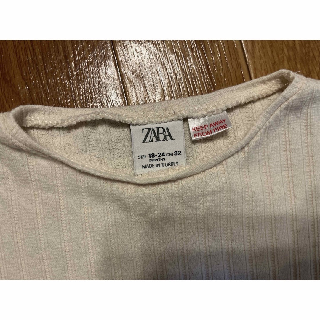 ZARA KIDS(ザラキッズ)のZARA 袖フリル ブラウス Tシャツ キッズ/ベビー/マタニティのキッズ服女の子用(90cm~)(Tシャツ/カットソー)の商品写真