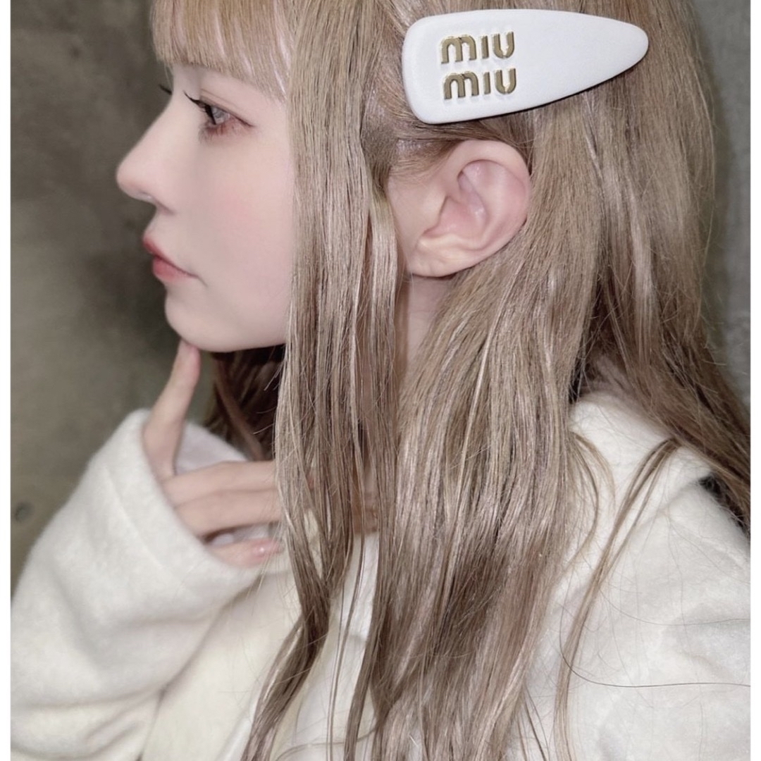 miu miu クリスタル ヘアクリップ ヘアアクセサリー 定番の冬ギフト miu miu クリスタル ヘアクリップ ヘアアクセサリー 定番の冬ギフト
