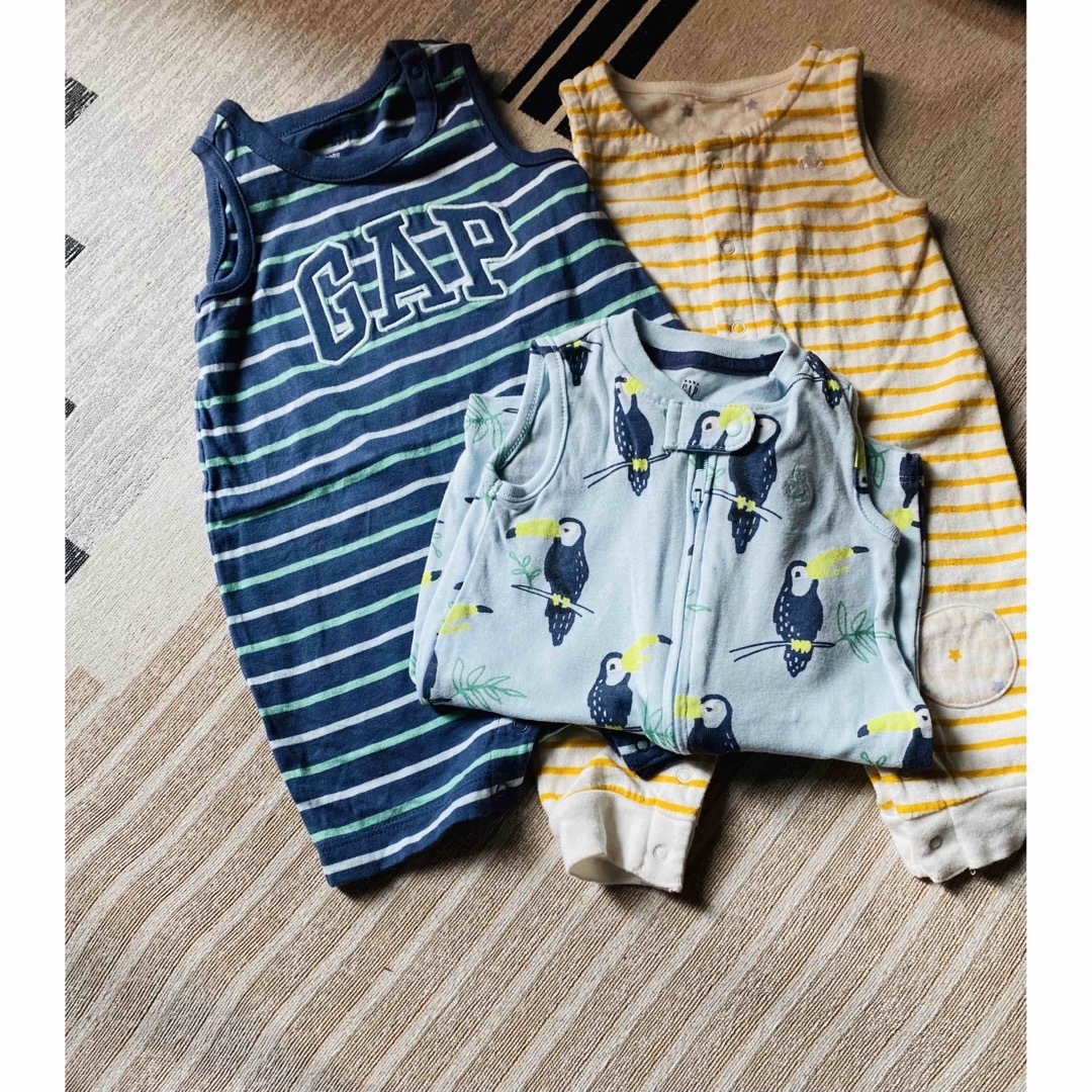 babyGAP(ベビーギャップ)のgapベビーカバーオール3枚セットサイズ70ロゴ入り半袖 キッズ/ベビー/マタニティのベビー服(~85cm)(カバーオール)の商品写真