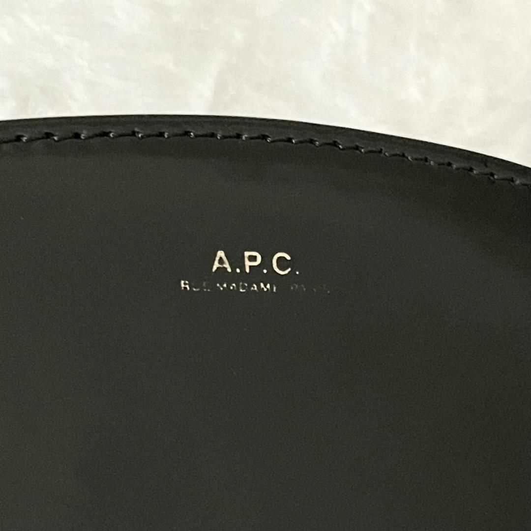 A.P.C. ハーフムーン ショルダーバッグ ブラック エナメル チェーン 黒