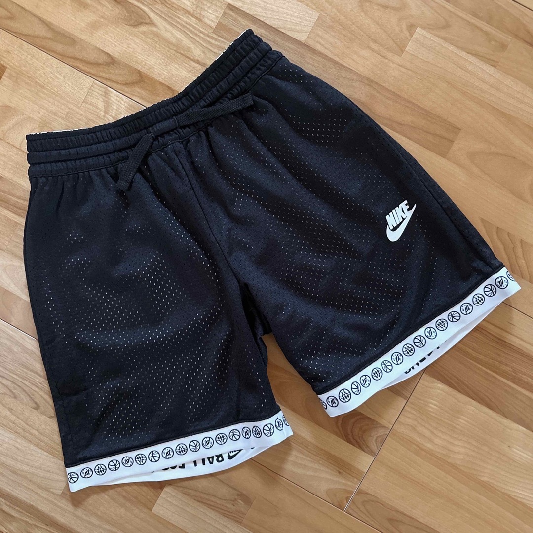 NIKE(ナイキ)のNIKE Jr リバーシブルバスパン BLACK×WHITE 150cm キッズ/ベビー/マタニティのキッズ服男の子用(90cm~)(パンツ/スパッツ)の商品写真