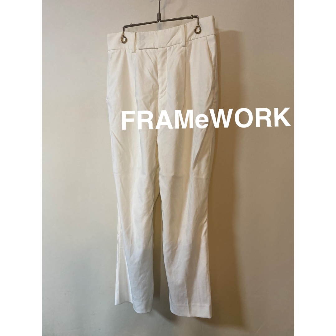 FRAMeWORK(フレームワーク)の38 FRAMeWORK フレームワーク ハイウエストテーパードパンツ ホワイト レディースのパンツ(カジュアルパンツ)の商品写真