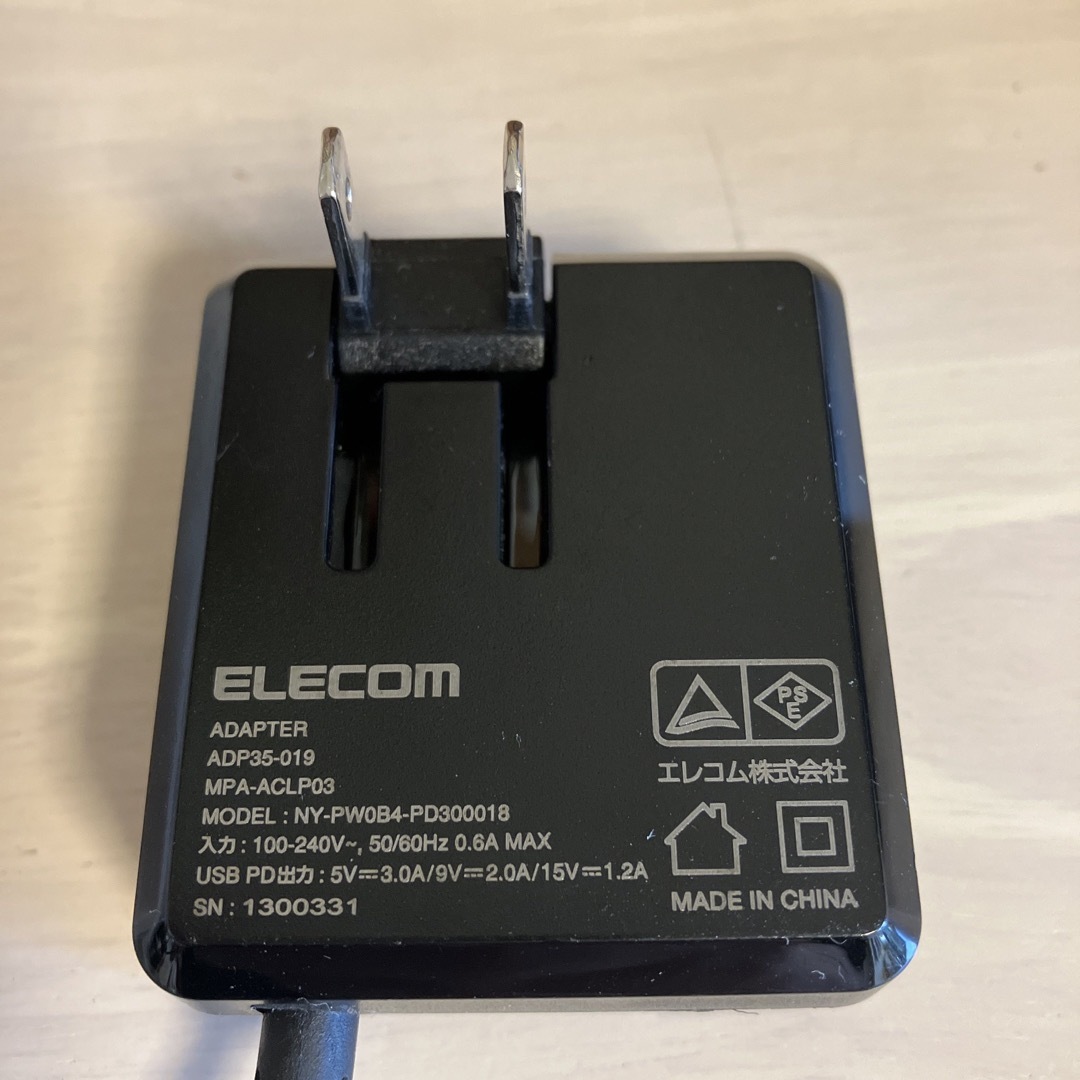 ELECOM(エレコム)のELECOM LightningAC充電器 MPA-ACLP03BK スマホ/家電/カメラのスマートフォン/携帯電話(バッテリー/充電器)の商品写真