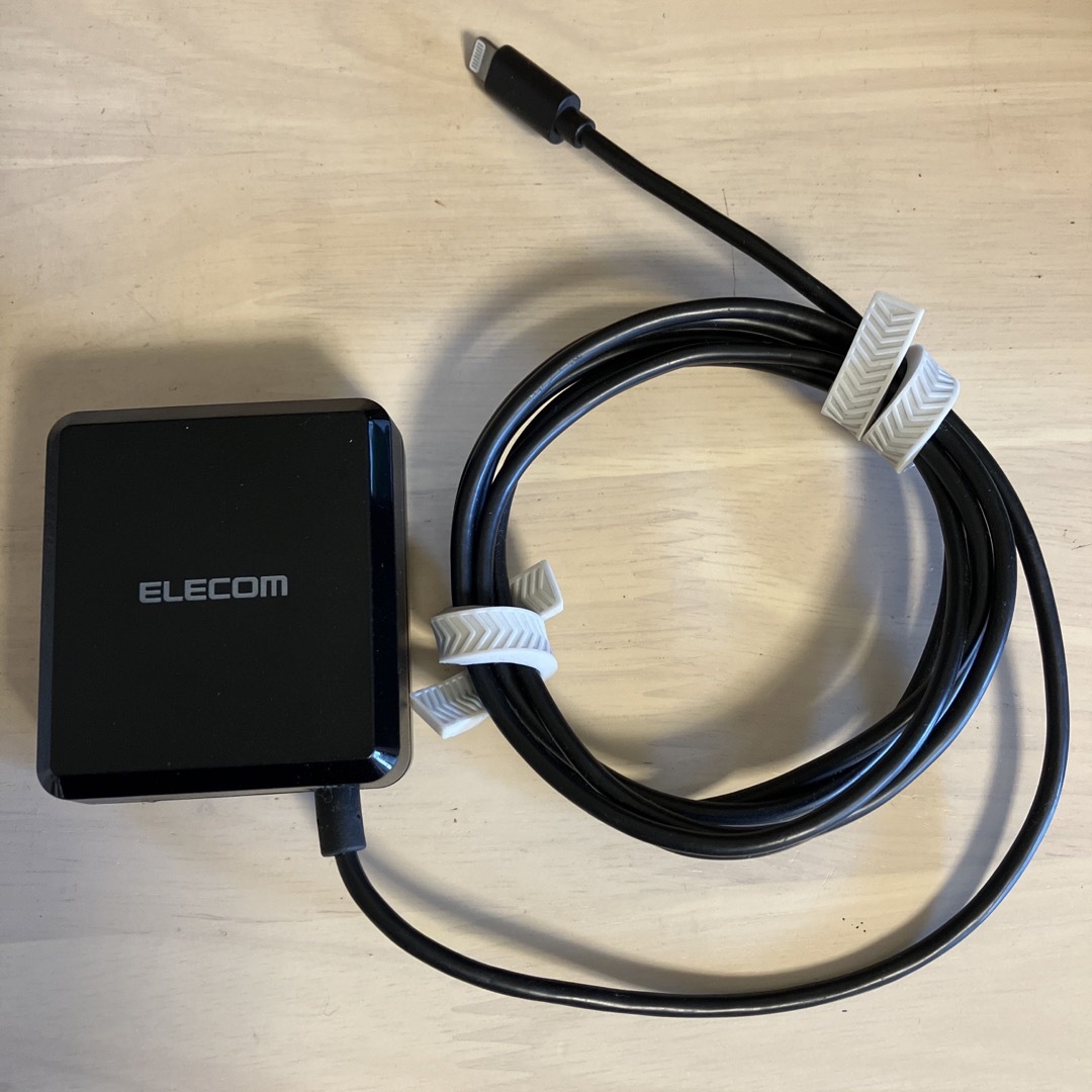 ELECOM(エレコム)のELECOM LightningAC充電器 MPA-ACLP03BK スマホ/家電/カメラのスマートフォン/携帯電話(バッテリー/充電器)の商品写真