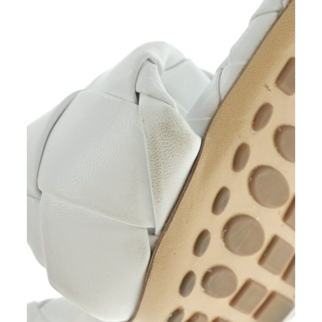 Bottega Veneta(ボッテガヴェネタ)のBOTTEGA VENETA サンダル EU38(24.5cm位) 白 【古着】【中古】 レディースの靴/シューズ(サンダル)の商品写真