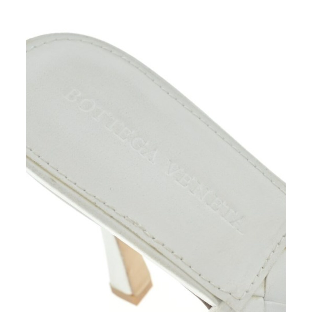 Bottega Veneta(ボッテガヴェネタ)のBOTTEGA VENETA サンダル EU38(24.5cm位) 白 【古着】【中古】 レディースの靴/シューズ(サンダル)の商品写真