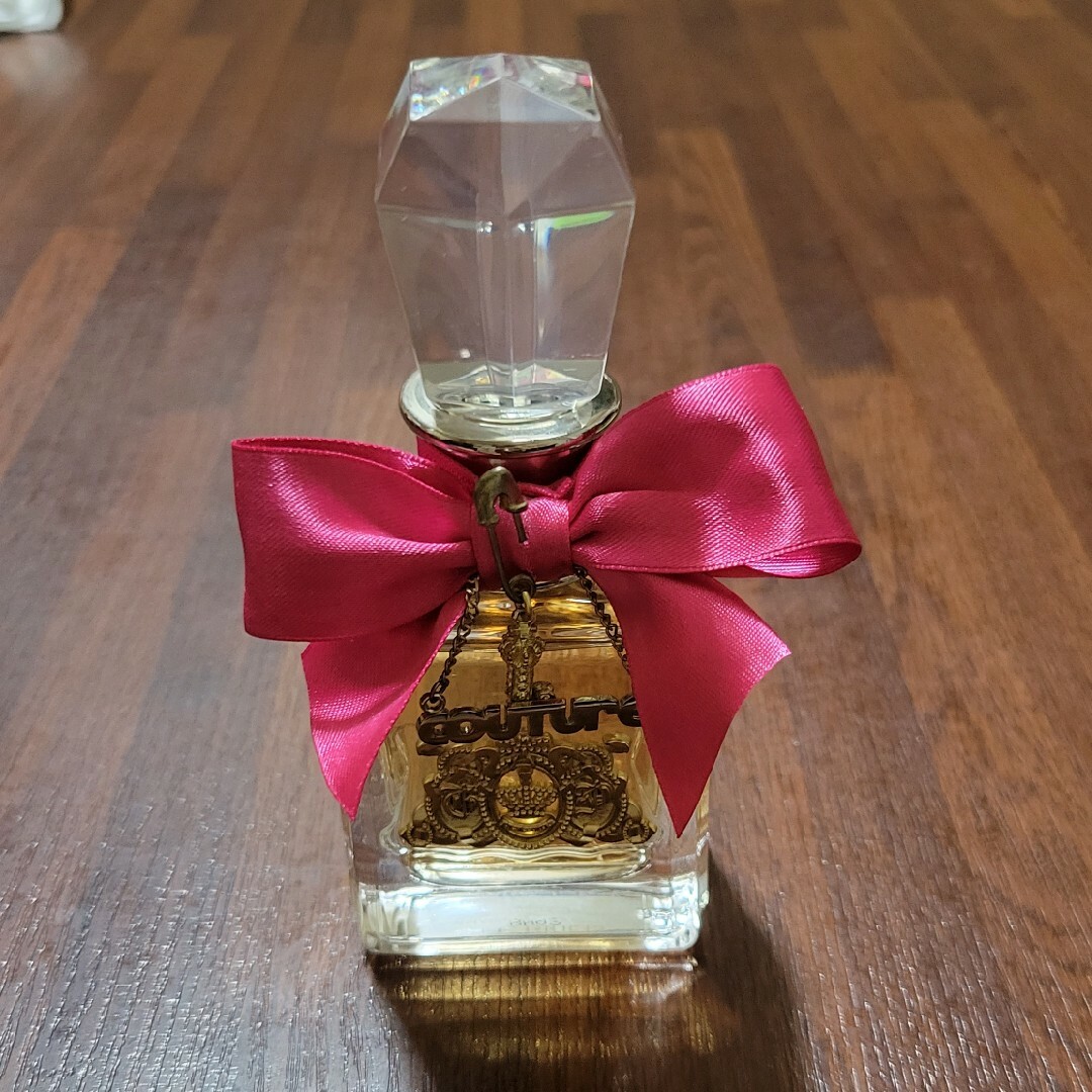 Juicy Couture(ジューシークチュール)の【お値下げ】【送料無料】ジューシー　クチュールビバラジューシー　50ml コスメ/美容の香水(香水(女性用))の商品写真