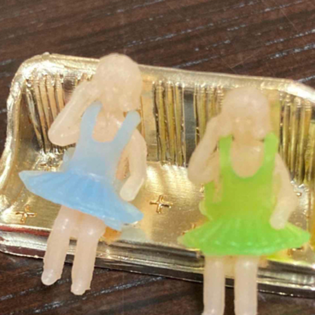 ジオラマに使われるくらい小さな人形と家具 エンタメ/ホビーのおもちゃ/ぬいぐるみ(模型/プラモデル)の商品写真
