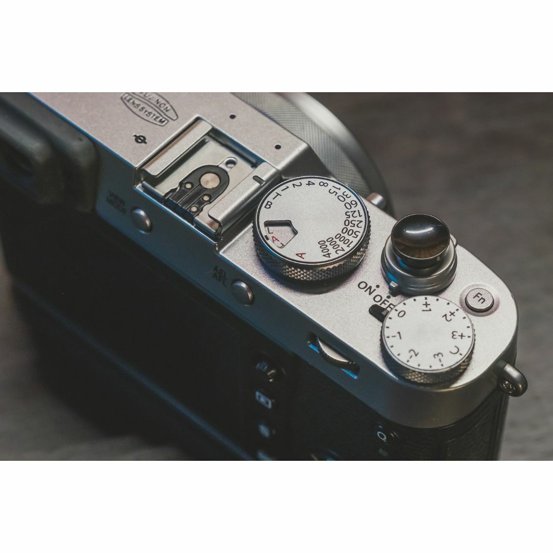富士フイルム(フジフイルム)のFUJIFILM X100F 富士フィルム シルバー スマホ/家電/カメラのカメラ(コンパクトデジタルカメラ)の商品写真