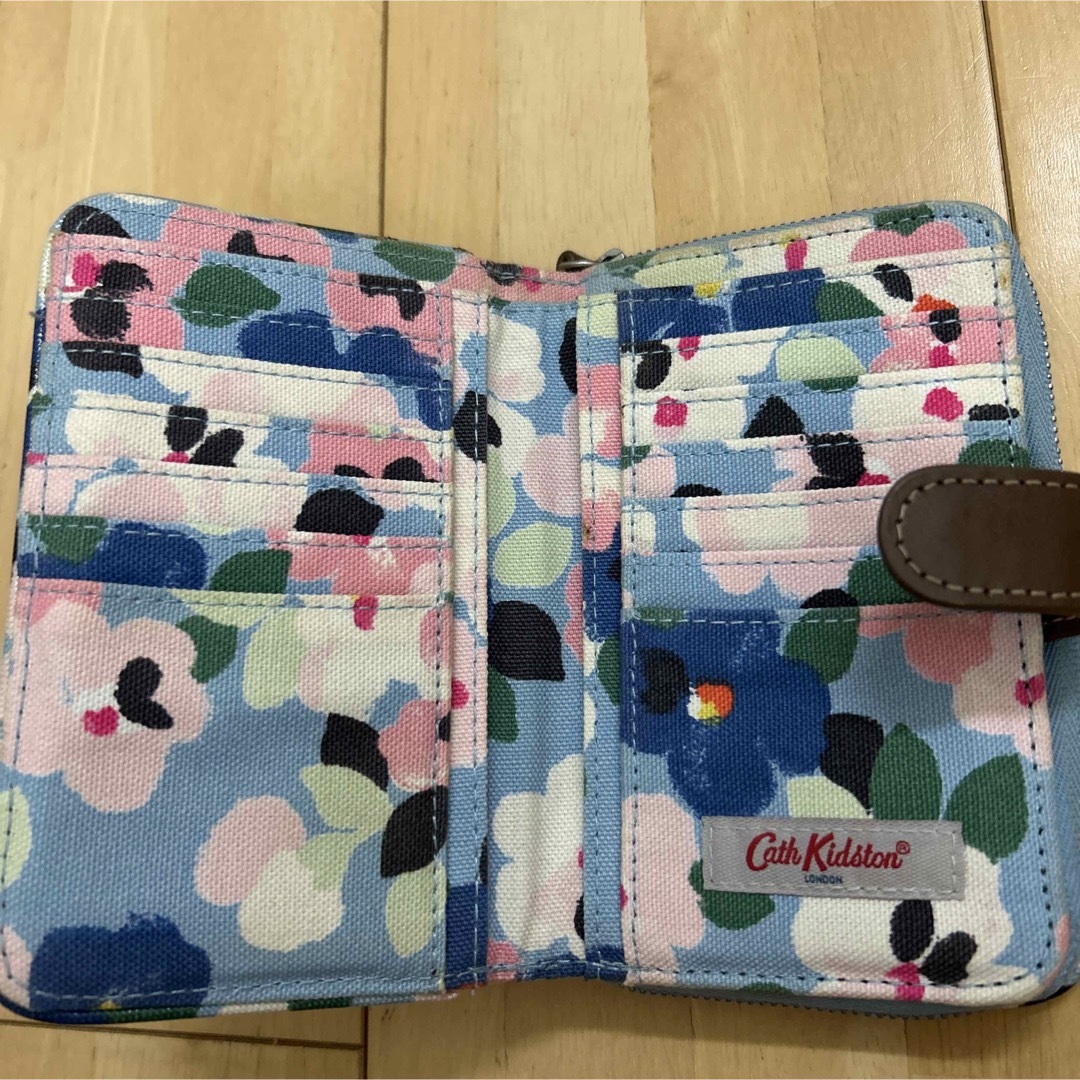 Cath Kidston(キャスキッドソン)のキャスキッドソン　二つ折り財布 レディースのファッション小物(財布)の商品写真