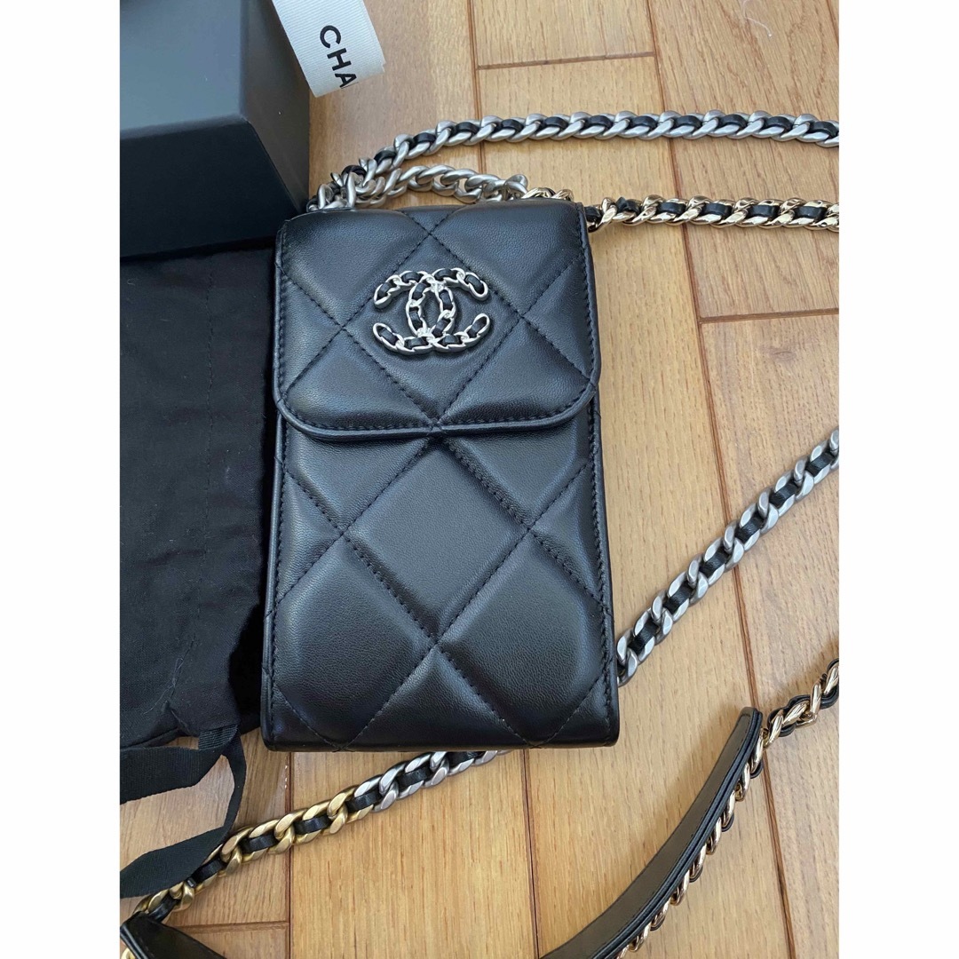 CHANEL シャネル CHANEL 19 フォンケース ポシェットの通販 by naco's｜シャネルならラクマ