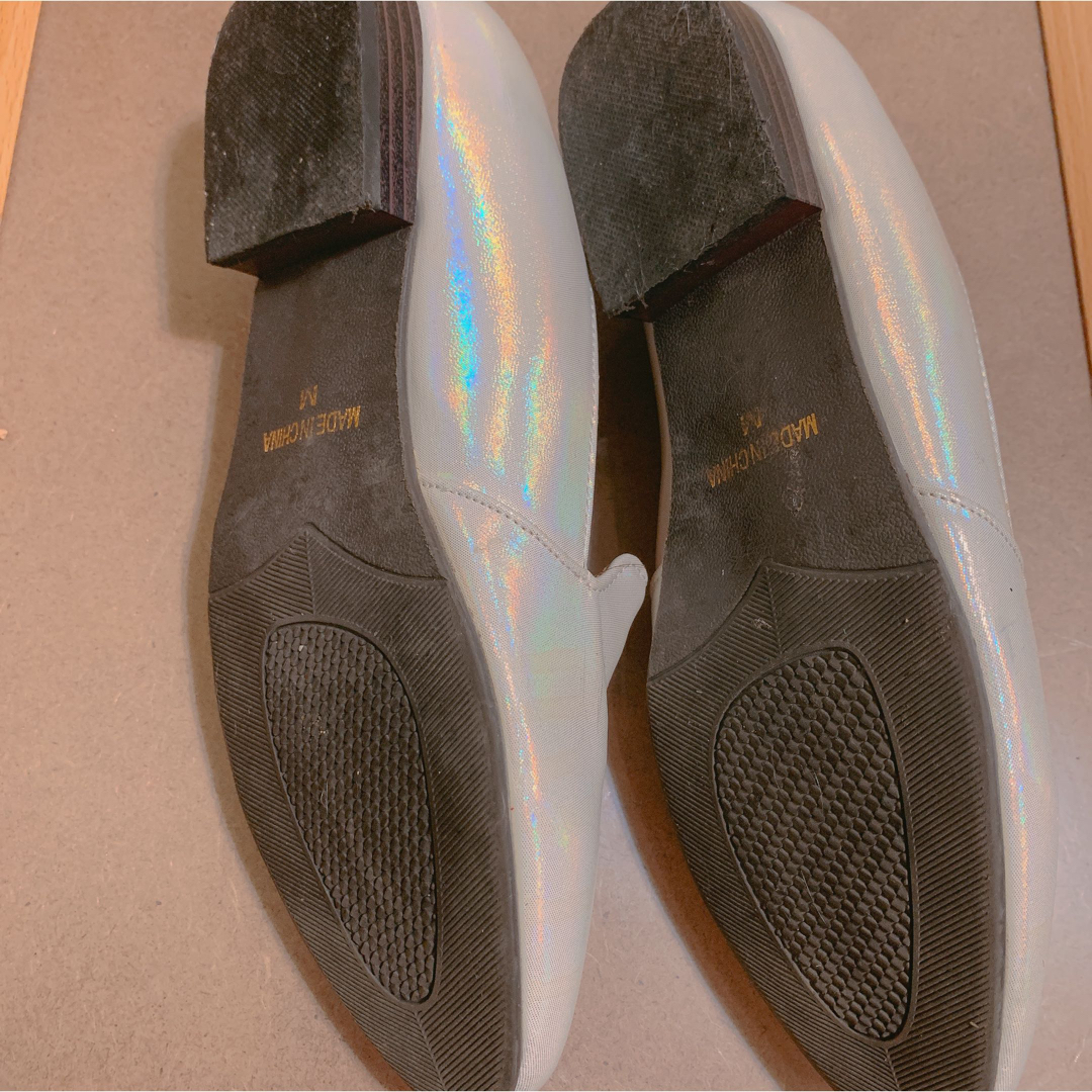 オーロラカラー　白　パンプス　23.5  レディースの靴/シューズ(ハイヒール/パンプス)の商品写真
