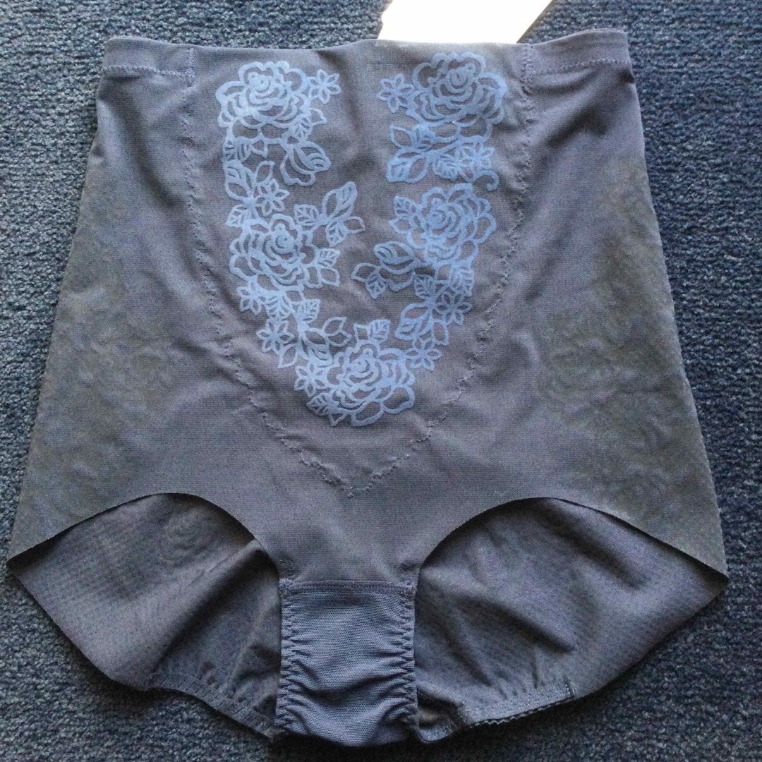 Wacoal(ワコール)の新品タグ付　ワコール　ー5歳の魔法　着やせパンツ　76サイズ　日本製　KOカラー レディースの下着/アンダーウェア(その他)の商品写真