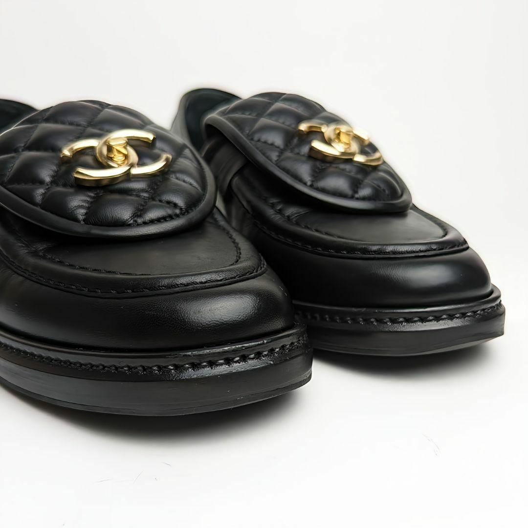CHANEL(シャネル)の新品そっくりさん⭐シャネルCHANEL ターンロックパンプス　38C レディースの靴/シューズ(ローファー/革靴)の商品写真