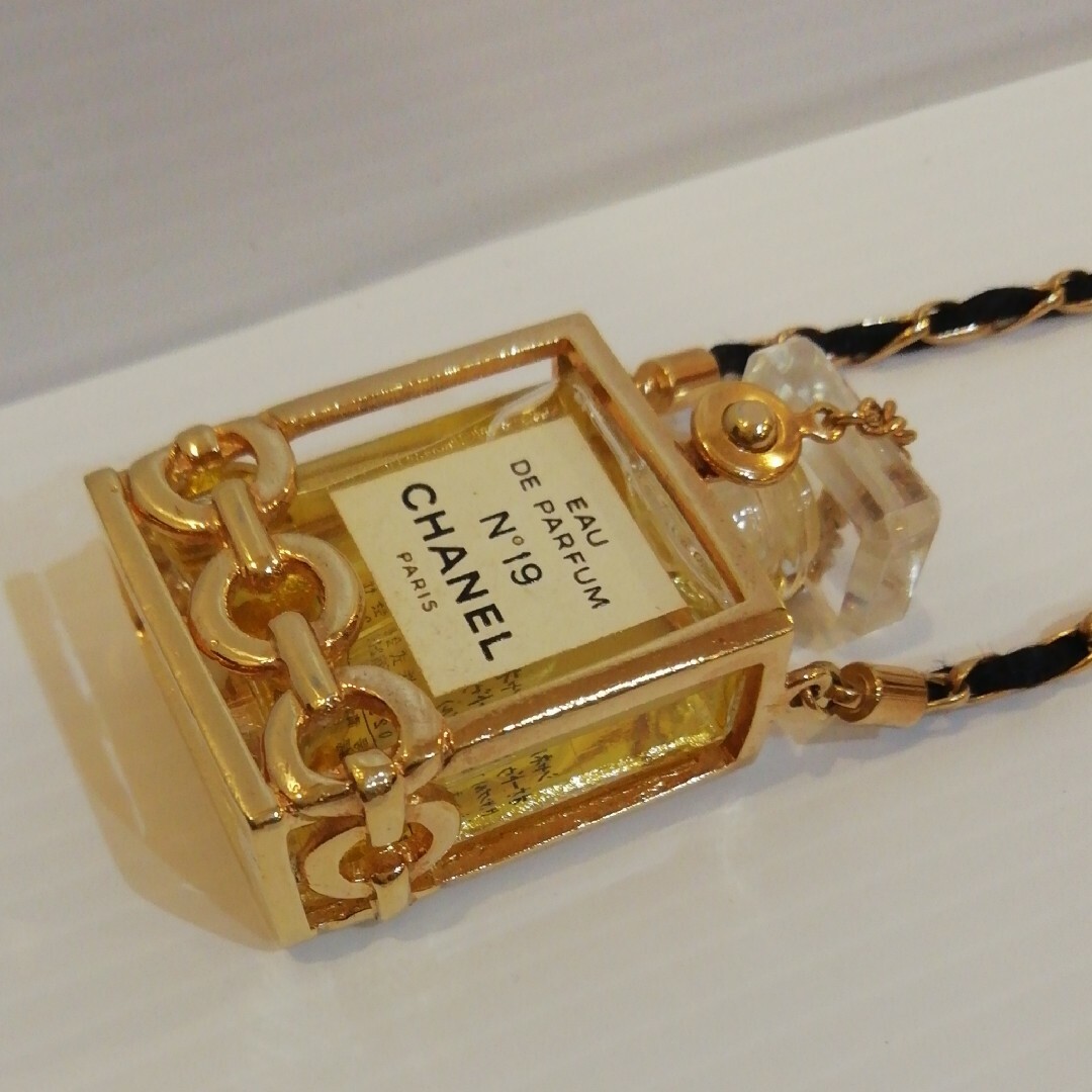 春夏新作モデル CHANEL n°19 ペンダント ユニセックス | www.mkc.mk
