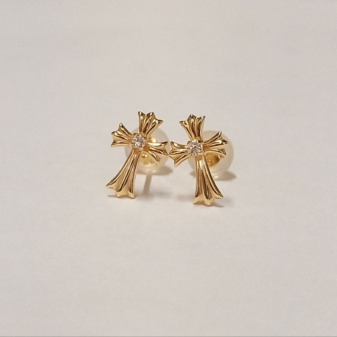 新品☆K18(18金)天然ダイア付きクロスデザインピアスの通販 by ステラ