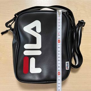 フィラ(FILA)のフィラ　FILA ショルダーバッグ　ブラック　黒　縦型(ショルダーバッグ)