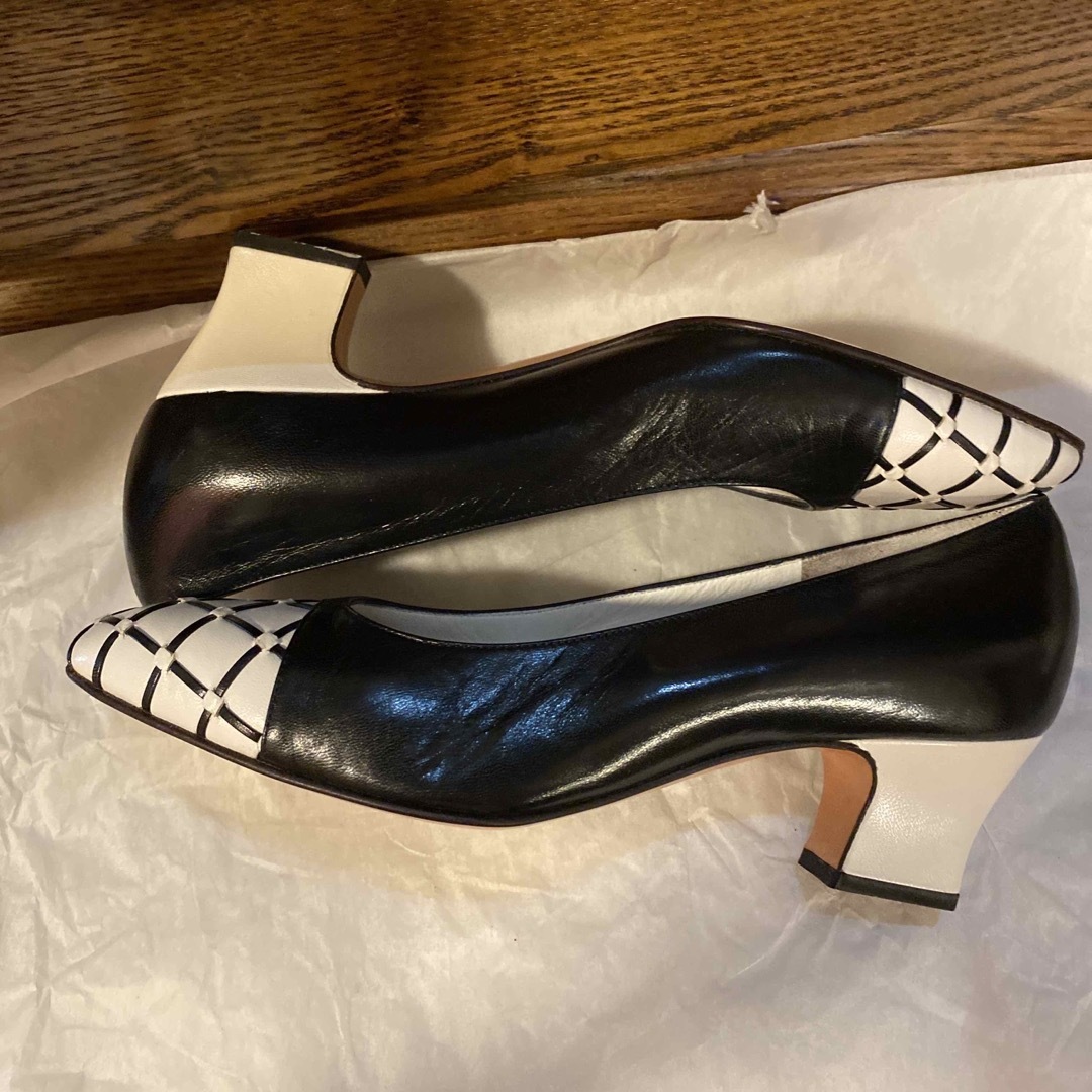 BRUNOMAGLI(ブルーノマリ)のブルーノマリ　ブラック&ホワイトコンビパンプス(未使用、実家保管品) レディースの靴/シューズ(ハイヒール/パンプス)の商品写真