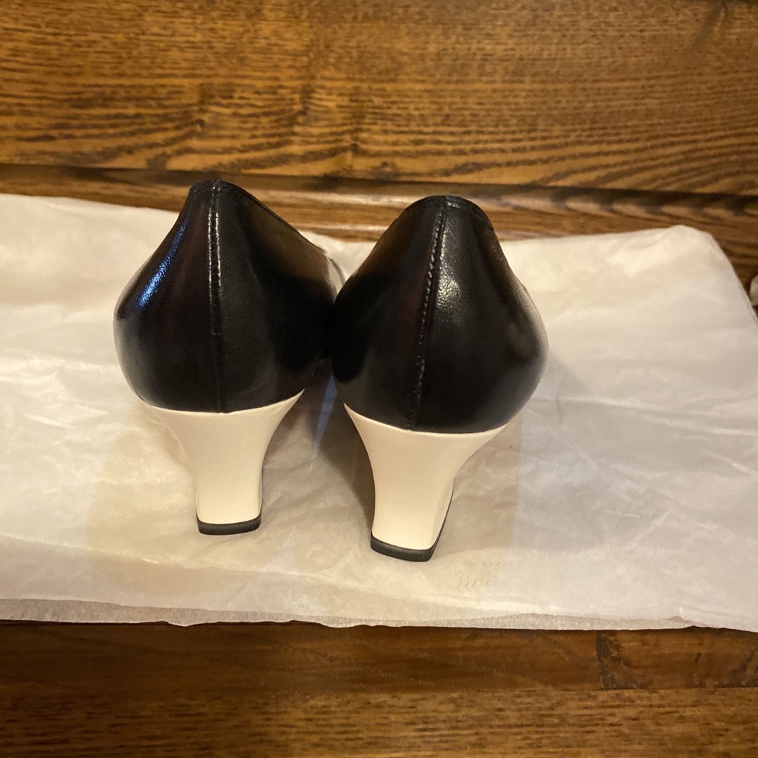 BRUNOMAGLI(ブルーノマリ)のブルーノマリ　ブラック&ホワイトコンビパンプス(未使用、実家保管品) レディースの靴/シューズ(ハイヒール/パンプス)の商品写真