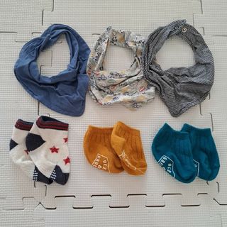 エイチアンドエム(H&M)の[送料込] 赤ちゃん 新生児 よだれ掛け スタイ 靴下 6点セット(ベビースタイ/よだれかけ)