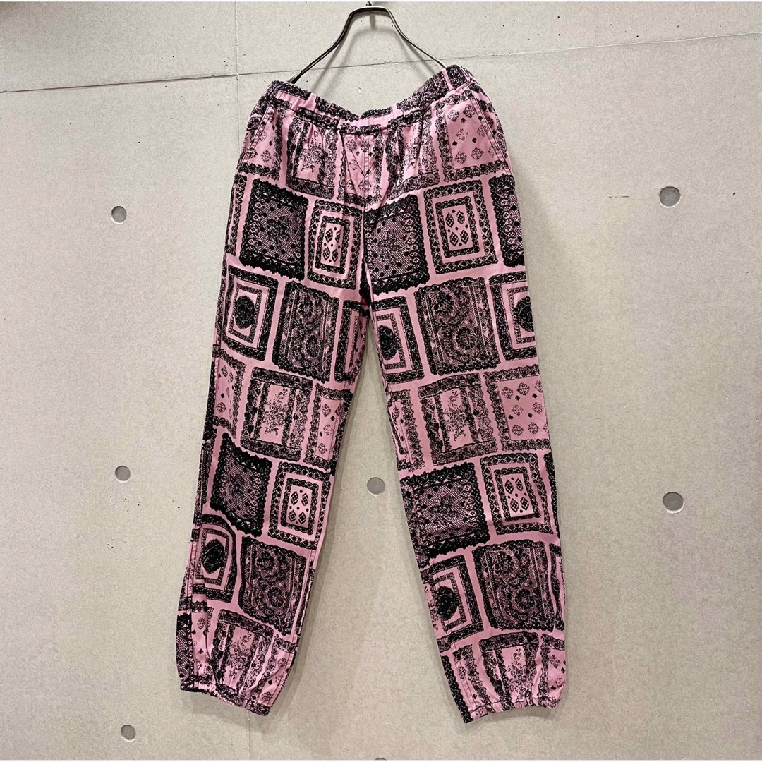 Supreme(シュプリーム)のSupreme Laces Pant ペイズリー 柄物 ピンク S メンズのパンツ(ワークパンツ/カーゴパンツ)の商品写真