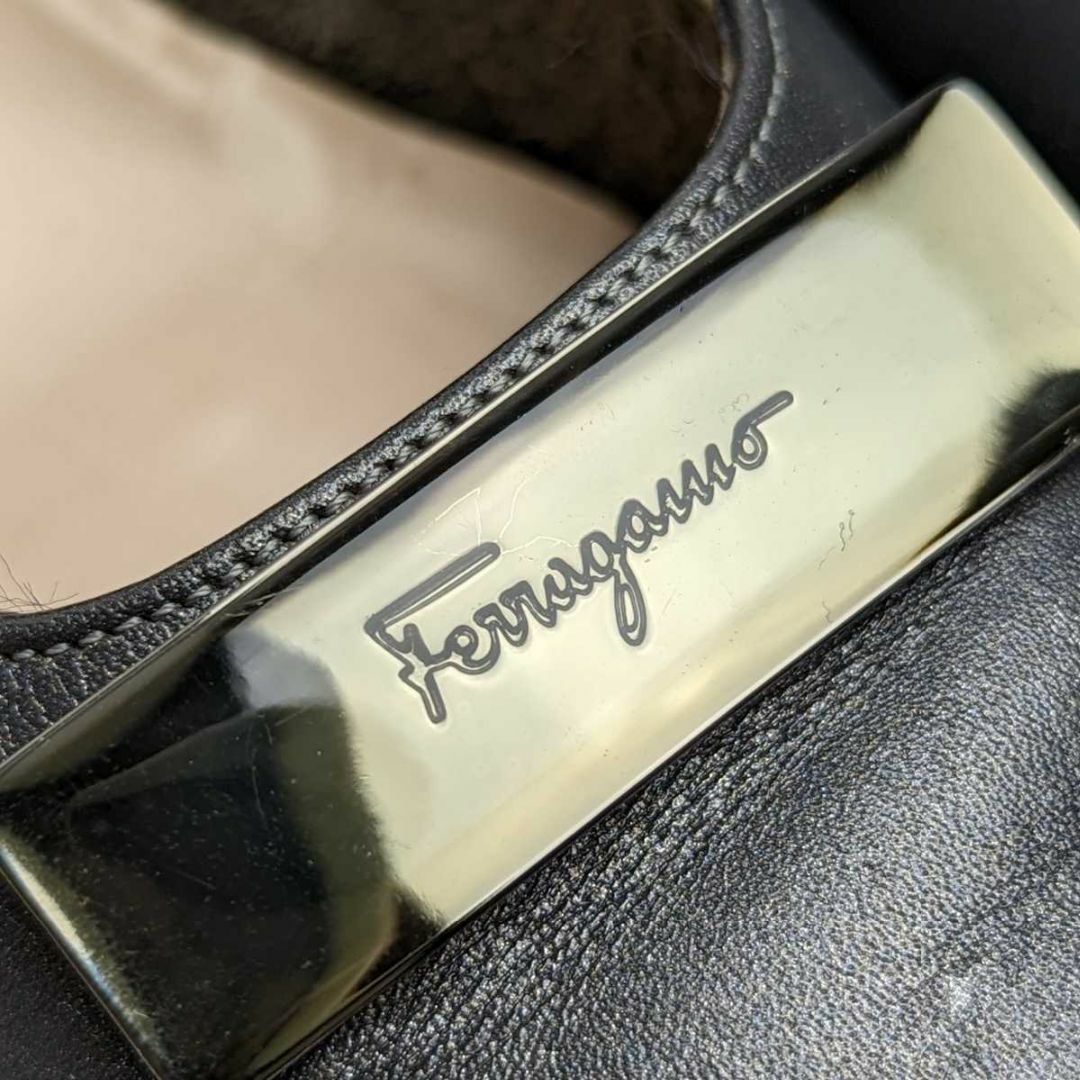 Salvatore Ferragamo(サルヴァトーレフェラガモ)のフェラガモ　ロゴプレートパンプス　5 1/2D 約22.5～23　シルバーラメ レディースの靴/シューズ(ハイヒール/パンプス)の商品写真