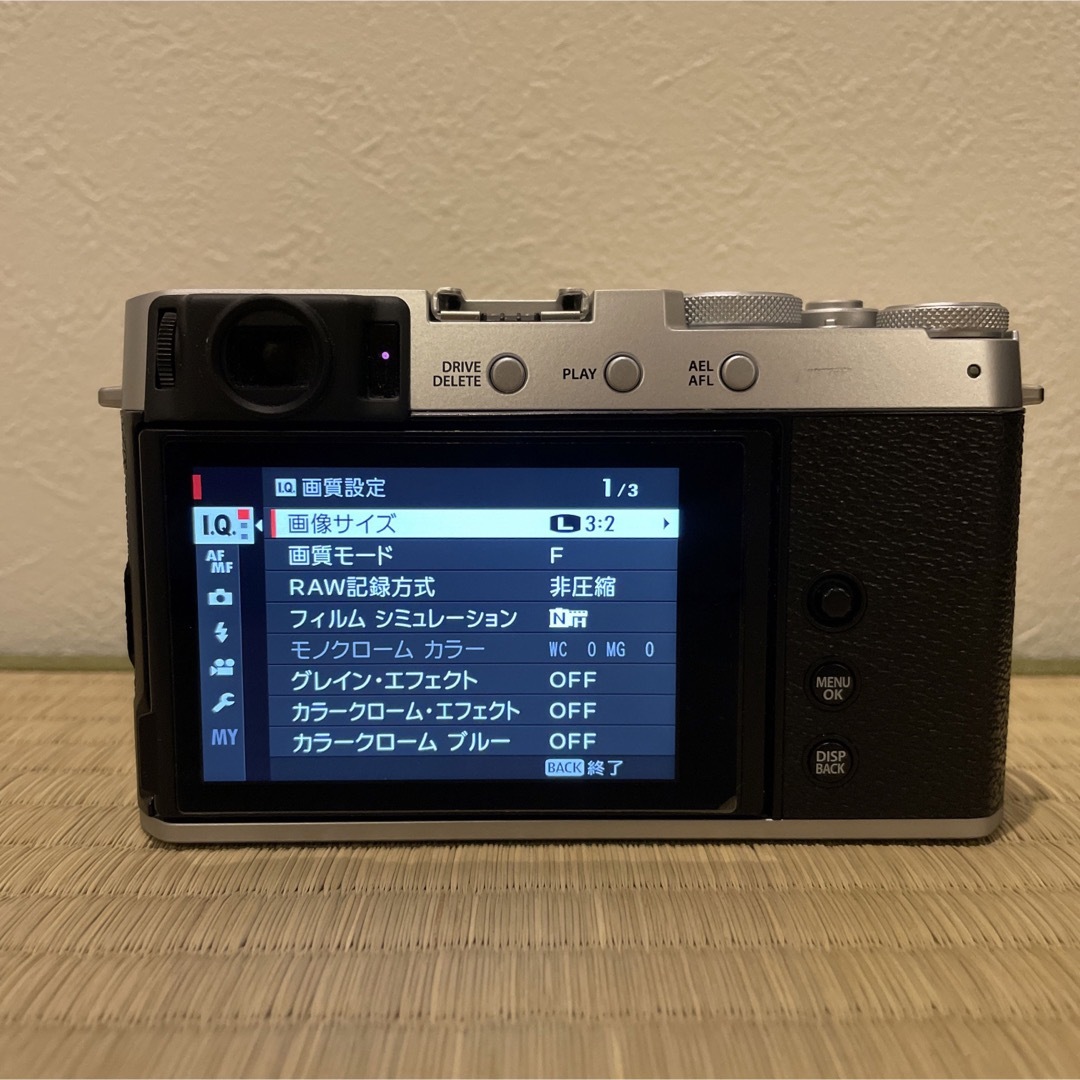 富士フイルム(フジフイルム)のX-E4 SILVER +社外サムレスト・グリップ スマホ/家電/カメラのカメラ(ミラーレス一眼)の商品写真