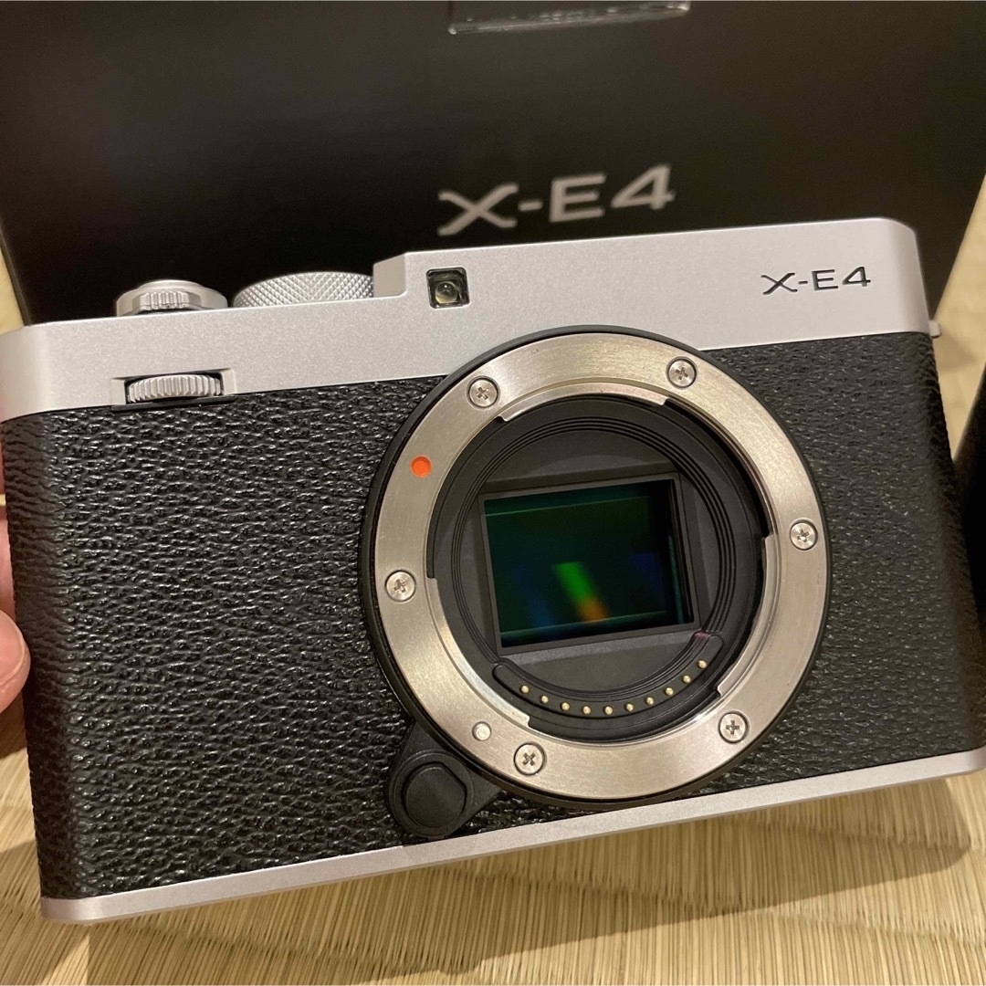 富士フイルム(フジフイルム)のX-E4 SILVER +社外サムレスト・グリップ スマホ/家電/カメラのカメラ(ミラーレス一眼)の商品写真