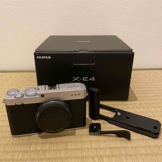 フジフイルム(富士フイルム)のX-E4 SILVER +社外サムレスト・グリップ(ミラーレス一眼)