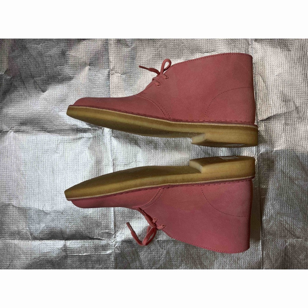 Clarks(クラークス)のClarks Desert Boots pink メンズの靴/シューズ(ブーツ)の商品写真