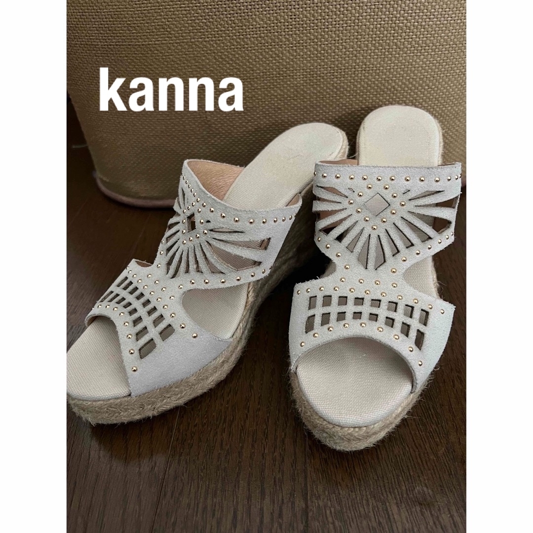 kanna(カンナ)のサンダル　スェード　グレーベージュ　37   23.5  スタッズつき　ヒール9 レディースの靴/シューズ(サンダル)の商品写真