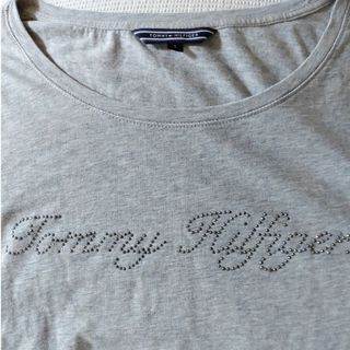 トミーヒルフィガー(TOMMY HILFIGER)のトミーフィルフィガー　tシャツ グレー　ロゴt(Tシャツ(長袖/七分))