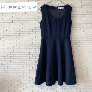 エムプルミエ(M-premier)のM-PREMIER エムプルミエ　ひざ丈ワンピース　ハートネック　黒　カシミヤ混(ひざ丈スカート)