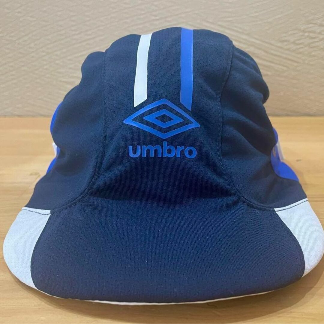 UMBRO(アンブロ)のアンブロ【新品送料込み】ジュニア サッカー キャップ 52㎝ ネイビー スポーツ/アウトドアのサッカー/フットサル(その他)の商品写真