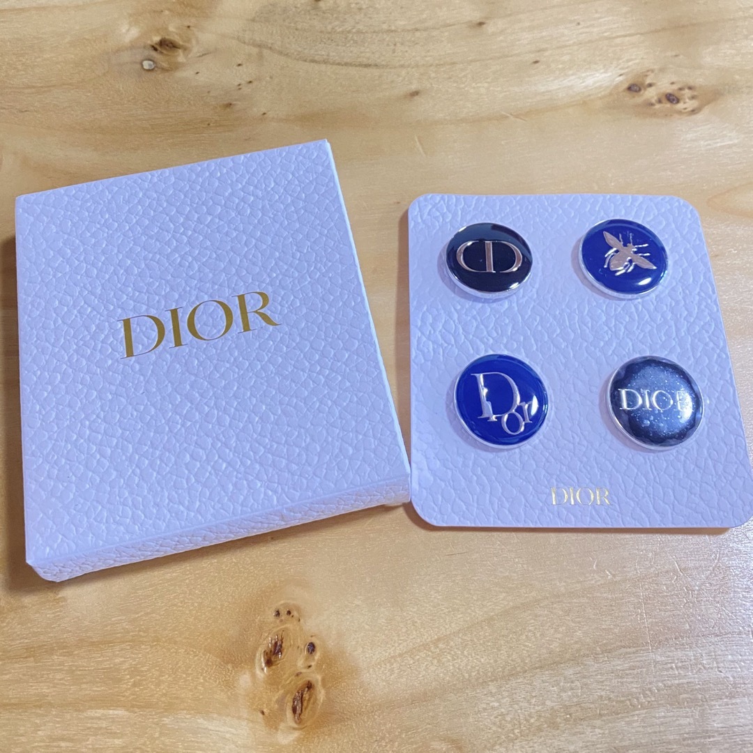 Dior(ディオール)のDior・ノベルティバッジ エンタメ/ホビーのアニメグッズ(バッジ/ピンバッジ)の商品写真
