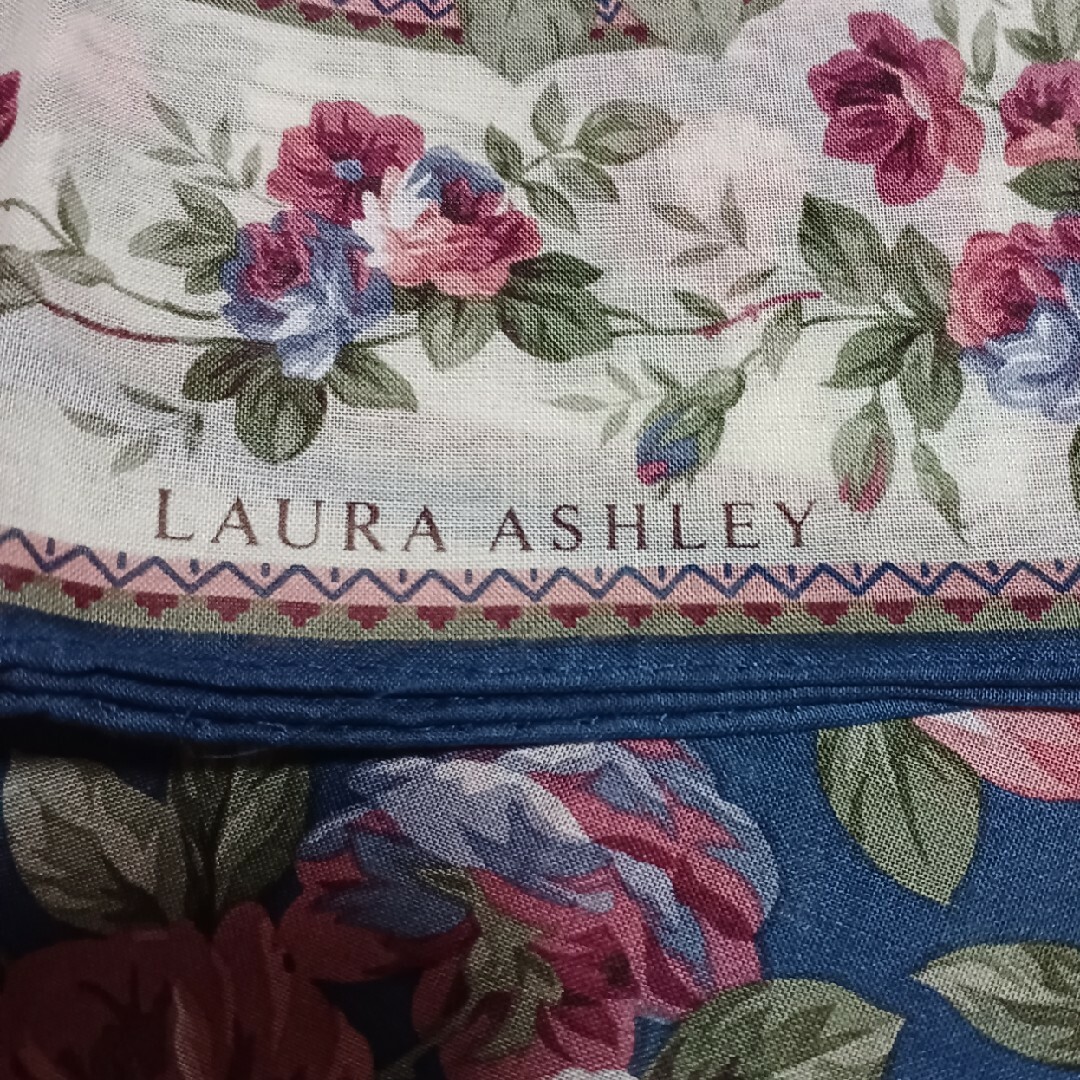 LAURA ASHLEY(ローラアシュレイ)の値下げ📌INED&ローラアシュレイ☆ハンカチ２枚セット レディースのファッション小物(ハンカチ)の商品写真
