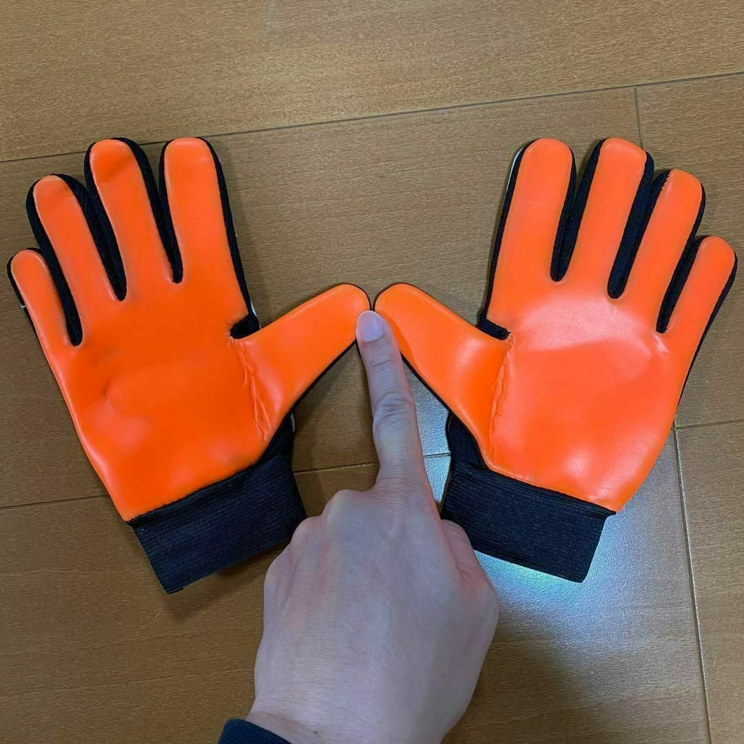 新品　キッズ　キーパーグローブ　子ども　4号 スポーツ/アウトドアのサッカー/フットサル(その他)の商品写真