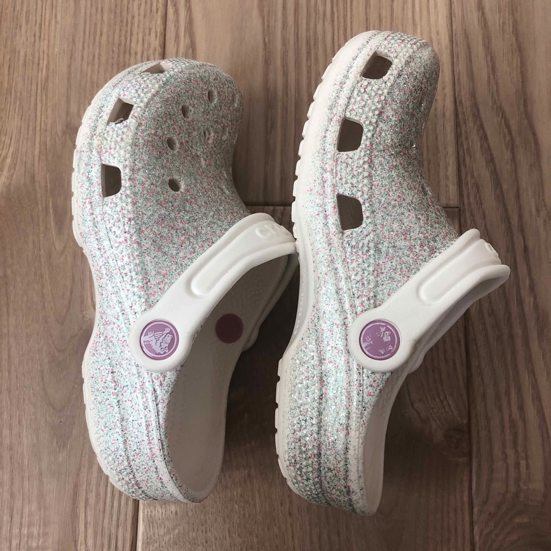 crocs(クロックス)のクロックス　グリッター クロッグ キッズ　中古 キッズ/ベビー/マタニティのキッズ靴/シューズ(15cm~)(サンダル)の商品写真