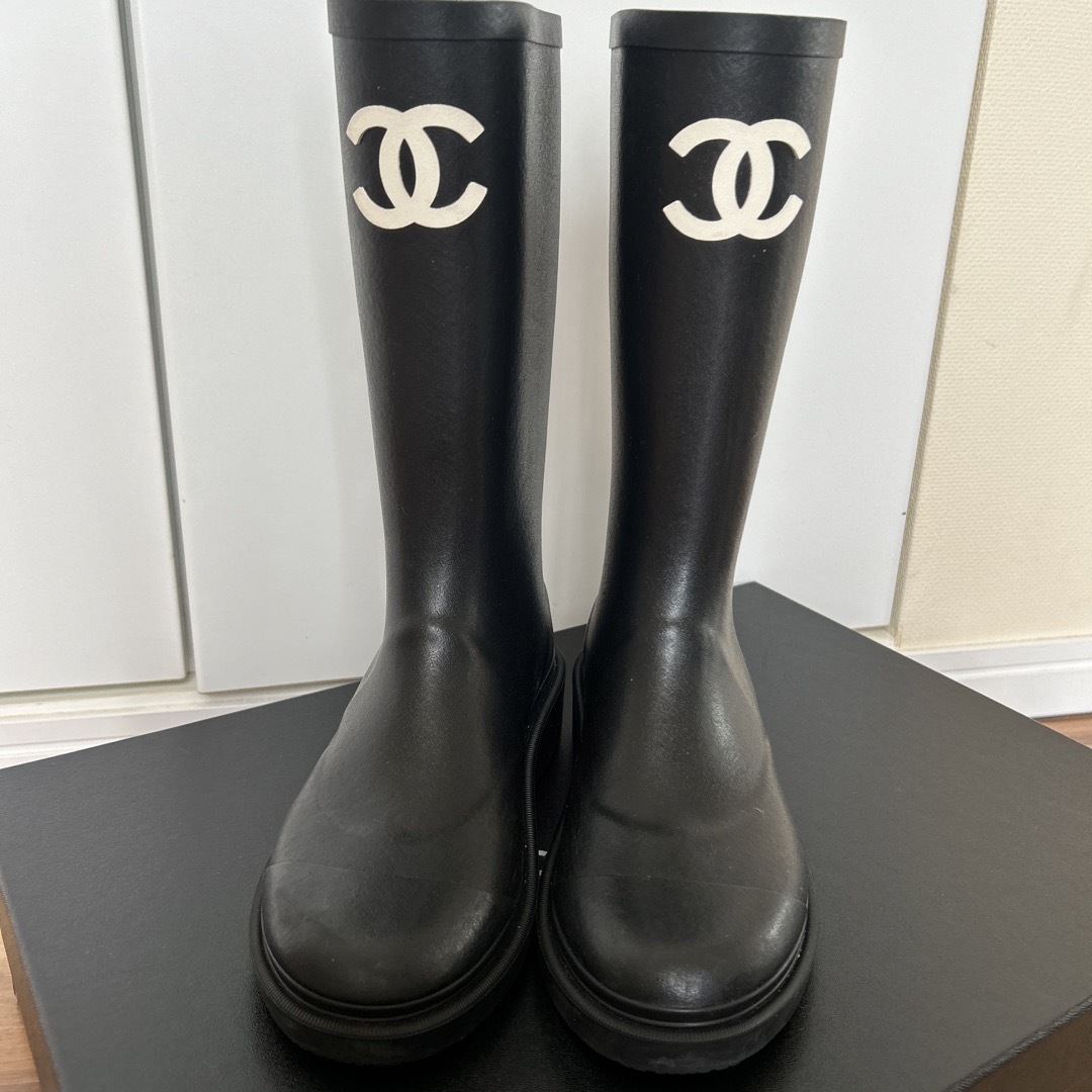 CHANEL(シャネル)のともちんさん専用ペー美品　希少シャネル35サイズ　レインブーツ レディースの靴/シューズ(レインブーツ/長靴)の商品写真