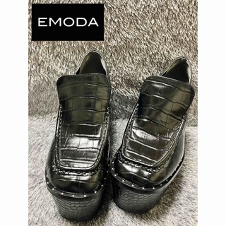 エモダ(EMODA)のEMODA 厚底 型押し スタッズ ローファー(ローファー/革靴)