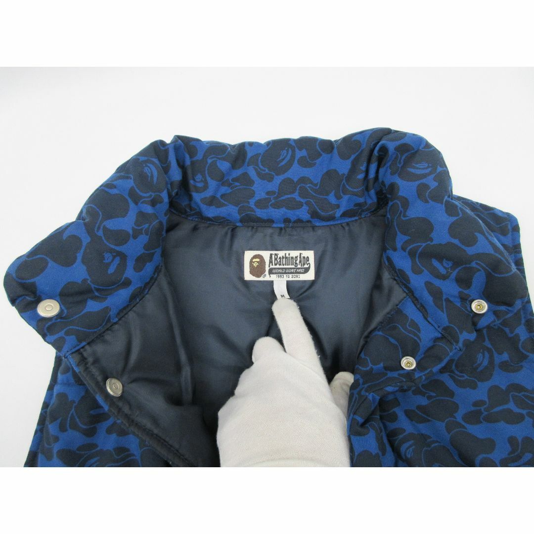 A BATHING APE(アベイシングエイプ)の[U5734]アベイシングエイプ ダウンベスト 総柄 青 Mサイズ メンズのジャケット/アウター(ダウンジャケット)の商品写真