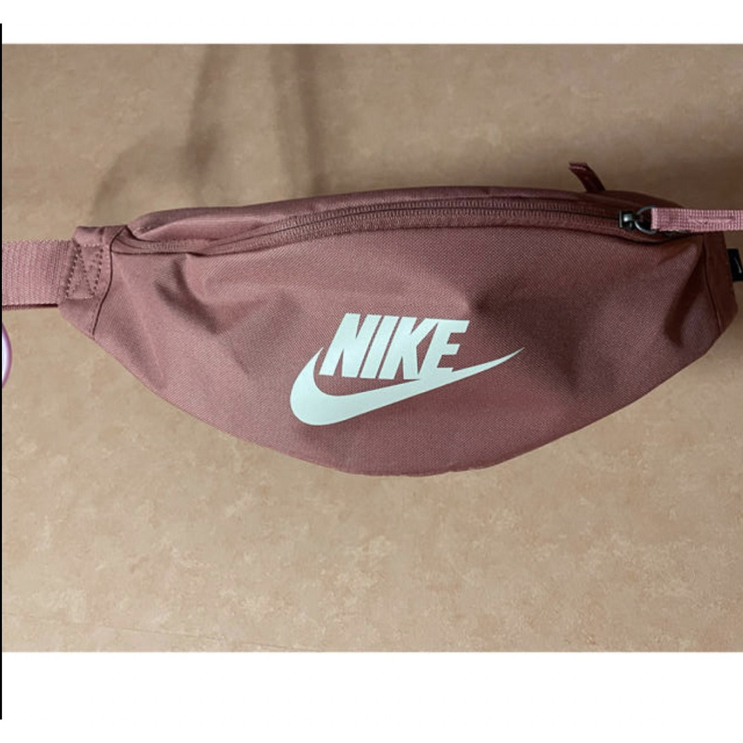 NIKE(ナイキ)のNIKE ナイキ　ウエストポーチ　ピンク レディースのバッグ(ボディバッグ/ウエストポーチ)の商品写真