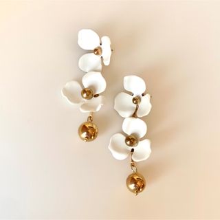 ホワイトフラワーピアス(ピアス)