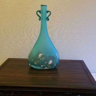 ガラス作家もの石井康治の凛とした中にも華やかさをひめたブルーが映える一品です